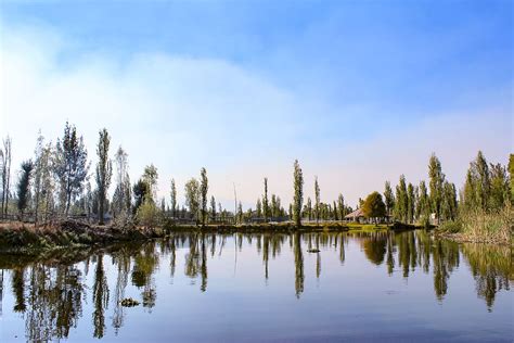  Xochimilco: Reflections on Stone and Sky - Ein mystischer Blick auf die Skulpturenlandschaft Äthiopiens